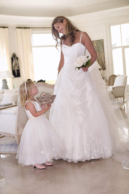 西方人,儿童,两个人,家庭,母亲,女儿,新娘,客厅,站,笑,微笑,竖图,室内,白天,正面,婚纱,婚礼,快乐,纯洁,窗户,沙发,天花板,欧洲,欧洲人,握,庆祝,盛开,瓷砖,地砖,捧花,手捧花,墙,地面,结婚,拿,花蕾,拿着,注视,玻璃窗,墙壁,墙面,花,花瓣,花朵,鲜花,小孩,花束,花苞,花蕊,低头,观察,看,站着,一束,温暖,温馨,喜庆,母女,一家人,可爱,母爱,童年,童趣,握着,观看,纪念,和睦,察看,起居室,关注,花童,布艺沙发,童真,烂漫,无邪,小傧相,客堂,婚礼捧花,天真,年轻女性,女孩,女人,女性,白种人,孩子,年轻人,站立,彩图,全身,婚礼服,礼服,高兴,融洽,女生