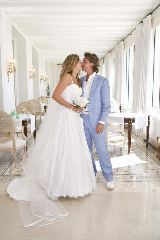 西方人,两个人,夫妻,新娘,新郎,站,闭眼,吻,竖图,室内,白天,正面,婚纱,西装,爱情,婚礼,快乐,窗户,地板,沙发,天花板,欧洲,欧洲人,握,套装,头纱,正装,庆祝,盛开,捧花,手捧花,地面,结婚,浪漫,拿,花蕾,拿着,木地板,玻璃窗,花,花瓣,花朵,鲜花,蓝色,花束,花苞,花蕊,靠,靠着,站着,喜庆,恩爱,握着,恋人,纪念,布艺沙发,婚礼捧花,男人,男性,年轻女性,女人,女性,中年男性,白种人,夫妇,情侣,闭眼睛,闭着眼,闭着眼睛,接吻,亲,亲吻,亲嘴,站立,彩图,全身,婚礼服,礼服,高兴,婚礼头纱,伴侣