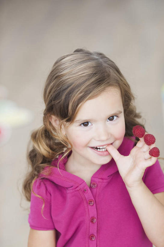 西方人,儿童,一个人,站,笑,吃,微笑,竖图,俯视,室内,白天,纯洁,浆果,水果,欧洲,欧洲人,仅一个女性,仅一个人,咬,阴影,服装,朦胧,模糊,新鲜,反射,影子,桑葚,生食,食品,棕色,果实,地面,注视,休闲装,食物,小孩,衣服,红色,覆盆子,观察,看,站着,仅一个小孩,休闲,休闲服,可爱,童年,童趣,服饰,有机食品,绿色食品,观看,咬着,察看,关注,童真,烂漫,无邪,天真,女孩,女人,女性,白种人,孩子,长发,卷发,嚼,食,站立,半身,彩图,高角度拍摄,女生