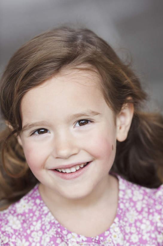 西方人,儿童,脸,头,脸颊,一个人,站,笑,微笑,露齿笑,竖图,室内,特写,白天,正面,纯洁,欧洲,欧洲人,仅一个女性,仅一个人,阴影,花纹,服装,朦胧,模糊,反射,背心,图案,影子,棕色,注视,小孩,衣服,观察,看,站着,仅一个小孩,可爱,童年,童趣,服饰,观看,察看,衣着,穿着,关注,童真,烂漫,无邪,衣饰,天真,女孩,女人,女性,白种人,孩子,头部,长发,卷发,脸部,脸蛋,面部,站立,半身,彩图,女生