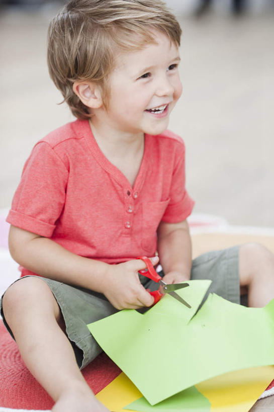 西方人,儿童,一个人,坐,笑,微笑,露齿笑,竖图,室内,白天,正面,纯洁,地板,欧洲,欧洲人,仅一个男性,仅一个人,握,修剪,服装,艺术,工具,剪刀,纸艺,手工艺品,棕色,地面,拿,拿着,注视,休闲装,文化,木地板,小孩,衣服,红色,绿色,纸制品,工艺品,剪纸,观察,看,仅一个小孩,休闲,休闲服,可爱,童年,童趣,握着,服饰,观看,裁剪,察看,剪子,剪裁,切割,高雅,关注,童真,烂漫,无邪,自信心,品位,剪画,刻纸,天真,男孩,男人,男性,白种人,孩子,坐着,半身,彩图,短发,男生