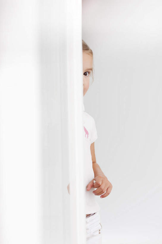 西方人,儿童,一个人,站,竖图,室内,白天,正面,T恤衫,纯洁,门,欧洲,欧洲人,仅一个女性,仅一个人,服装,头盔,墙,T恤,注视,休闲装,墙壁,墙面,小孩,衣服,白色,门框,观察,看,站着,仅一个小孩,休闲,休闲服,可爱,童年,童趣,偷看,服饰,观看,察看,关注,童真,烂漫,无邪,天真,女孩,女人,女性,白种人,孩子,站立,半身,彩图,女生