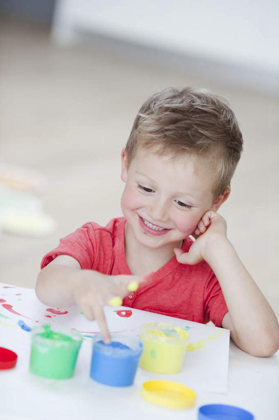 西方人,儿童,一个人,坐,笑,微笑,露齿笑,竖图,室内,白天,正面,绘画,纯洁,餐桌,桌面,桌子,椅子,欧洲,欧洲人,仅一个男性,仅一个人,握,服装,朦胧,模糊,艺术,墙,地面,拿,拿着,注视,休闲装,墙壁,墙面,小孩,衣服,红色,蓝色,绿色,观察,看,仅一个小孩,休闲,休闲服,可爱,童年,童趣,握着,服饰,餐台,观看,颜料,美术,察看,关注,童真,烂漫,无邪,天真,男孩,男人,男性,白种人,孩子,坐着,半身,彩图,丙烯颜料,男生