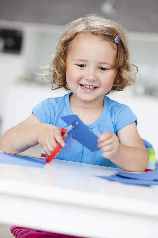 西方人,儿童,一个人,坐,笑,微笑,露齿笑,竖图,室内,白天,正面,T恤衫,纯洁,桌面,桌子,欧洲,欧洲人,仅一个女性,仅一个人,握,修剪,服装,朦胧,模糊,艺术,工具,剪刀,纸艺,手工艺品,棕色,拿,T恤,拿着,注视,休闲装,文化,书桌,小孩,衣服,蓝色,课桌,纸制品,工艺品,剪纸,观察,看,仅一个小孩,休闲,休闲服,可爱,童年,童趣,握着,服饰,观看,裁剪,察看,剪子,剪裁,切割,高雅,关注,童真,烂漫,无邪,自信心,品位,剪画,刻纸,天真,女孩,女人,女性,白种人,孩子,卷发,坐着,半身,彩图,女生