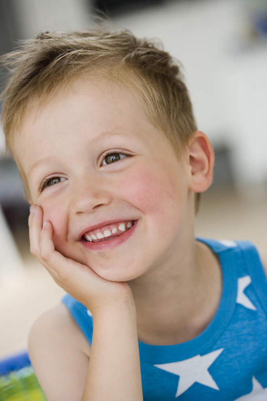 西方人,儿童,脸,头,脸颊,一个人,坐,笑,微笑,露齿笑,竖图,室内,特写,白天,正面,纯洁,椅子,欧洲,欧洲人,仅一个男性,仅一个人,撑,服装,朦胧,模糊,背心,墙,星星,棕色,地面,托腮,注视,墙壁,墙面,小孩,衣服,蓝色,观察,看,托,仅一个小孩,星形,可爱,童年,童趣,服饰,观看,察看,衣着,穿着,关注,托下巴,五角形,童真,烂漫,无邪,衣饰,天真,男孩,男人,男性,白种人,孩子,头部,脸部,脸蛋,面部,五角星,坐着,半身,彩图,短发,男生