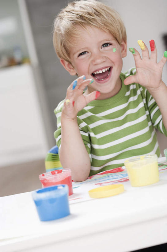 西方人,儿童,一个人,坐,笑,微笑,露齿笑,竖图,室内,白天,正面,绘画,纯洁,餐桌,桌面,桌子,椅子,欧洲,欧洲人,仅一个男性,仅一个人,握,条纹,服装,朦胧,模糊,艺术,墙,地面,拿,拿着,注视,休闲装,墙壁,墙面,小孩,衣服,红色,蓝色,绿色,观察,看,仅一个小孩,休闲,休闲服,金色,可爱,童年,童趣,握着,服饰,餐台,观看,颜料,美术,察看,关注,童真,烂漫,无邪,天真,男孩,男人,男性,白种人,孩子,坐着,半身,彩图,丙烯颜料,短发,男生