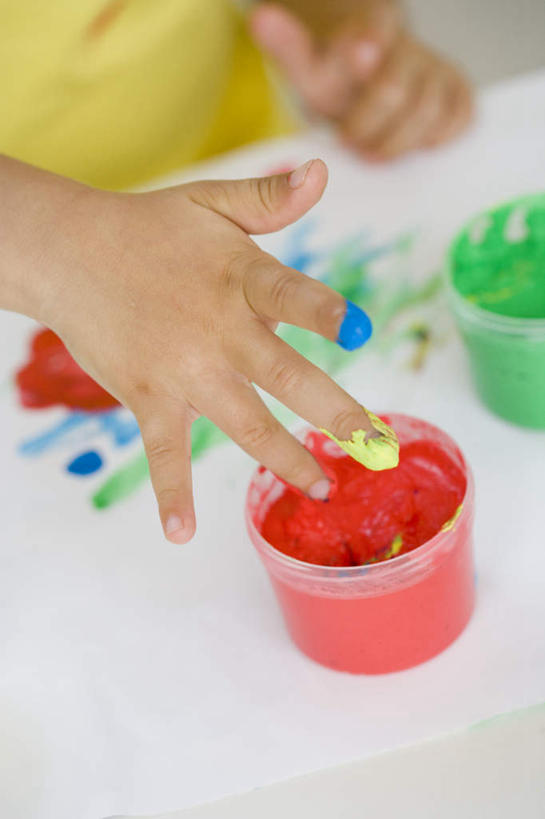 西方人,儿童,手,一个人,坐,竖图,俯视,室内,特写,白天,绘画,纯洁,地板,桌面,桌子,欧洲,欧洲人,双手,仅一个女性,仅一个人,握,艺术,墙,地面,拿,拿着,木地板,墙壁,墙面,小孩,红色,蓝色,绿色,仅一个小孩,手部,可爱,童年,童趣,握着,颜料,美术,张开五指,童真,烂漫,无邪,天真,女孩,女人,女性,白种人,孩子,坐着,半身,彩图,高角度拍摄,丙烯颜料,五指张开,女生