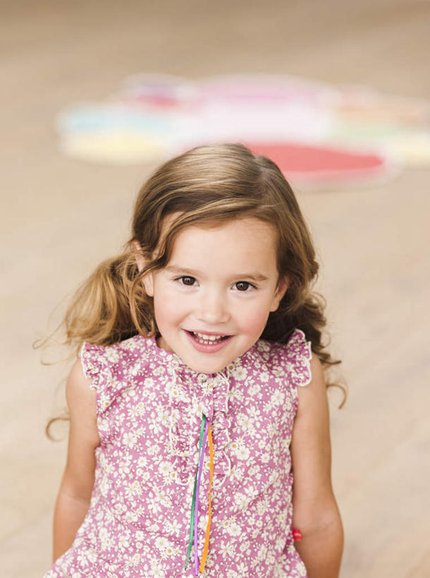 西方人,儿童,一个人,站,笑,微笑,露齿笑,竖图,俯视,室内,白天,纯洁,地板,欧洲,欧洲人,仅一个女性,仅一个人,阴影,花纹,服装,朦胧,模糊,反射,图案,影子,棕色,地面,注视,休闲装,木地板,小孩,衣服,看,站着,仅一个小孩,休闲,休闲服,可爱,童年,童趣,服饰,关注,童真,烂漫,无邪,天真,女孩,女人,女性,白种人,孩子,长发,卷发,抬头,仰头,站立,半身,彩图,高角度拍摄,女生