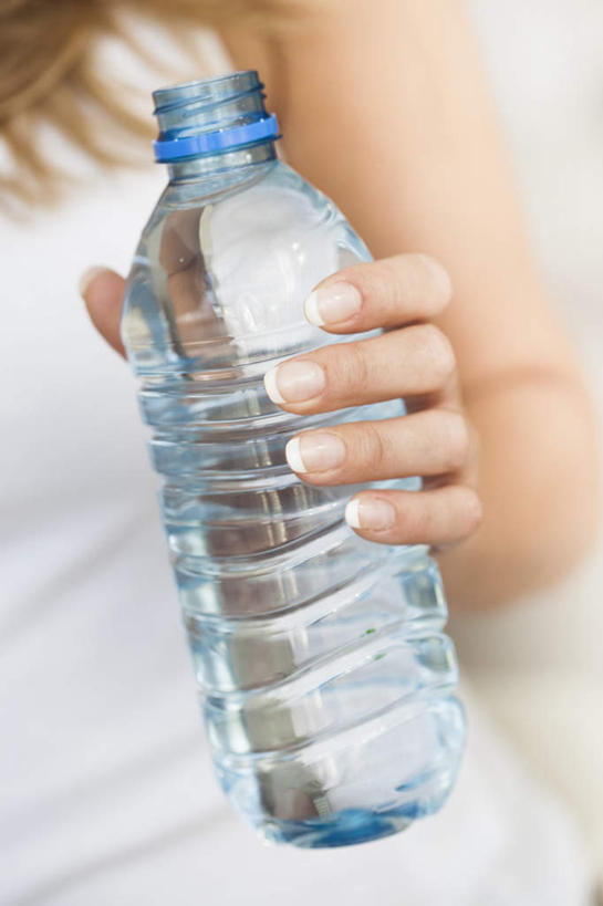 西方人,手,头发,一个人,站,竖图,室内,特写,白天,正面,水,欧洲,欧洲人,仅一个女性,仅一个人,握,服装,朦胧,模糊,背心,液体,拿,拿着,饮用水,衣服,白色,瓶子,塑料制品,矿泉水,站着,仅一个中年女性,手部,金色,塑料瓶,握着,服饰,单手,衣着,穿着,蒸馏水,衣饰,女人,女性,中年女性,白种人,站立,半身,彩图