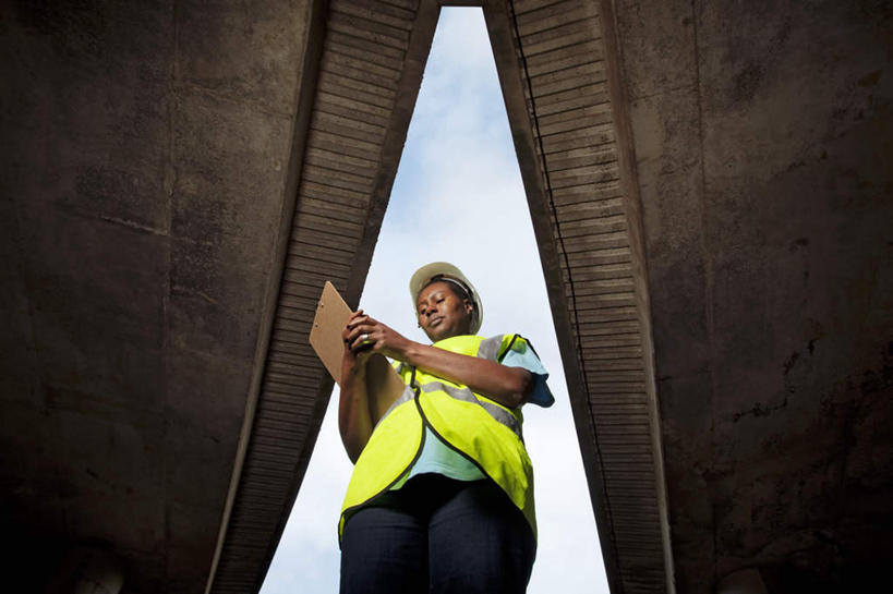 西方人,一个人,工程师,建筑工人,建筑师,站,横图,室外,白天,仰视,工作服,制服,大桥,建筑,立交桥,桥梁,帽子,欧洲,非洲,黑人,欧洲人,仅一个女性,仅一个人,握,阴影,检查,光线,头盔,影子,云,云朵,高架,桥,混凝土,拿,云彩,拿着,注视,黄色,蓝色,白云,蓝天,天空,阳光,安全帽,建筑工地,天,观察,看,站着,仅一个中年女性,握着,晴朗,观看,察看,关注,记录板,修建,记事板,地盘,建筑地盘,施工地盘,修筑,工作制服,女人,女性,中年女性,非洲人,晴空,立体交叉桥,技师,建筑工,建筑设计师,站立,半身,彩图,低角度拍摄,工作套服,工地,安全服,反光背心,反光服,反光衣