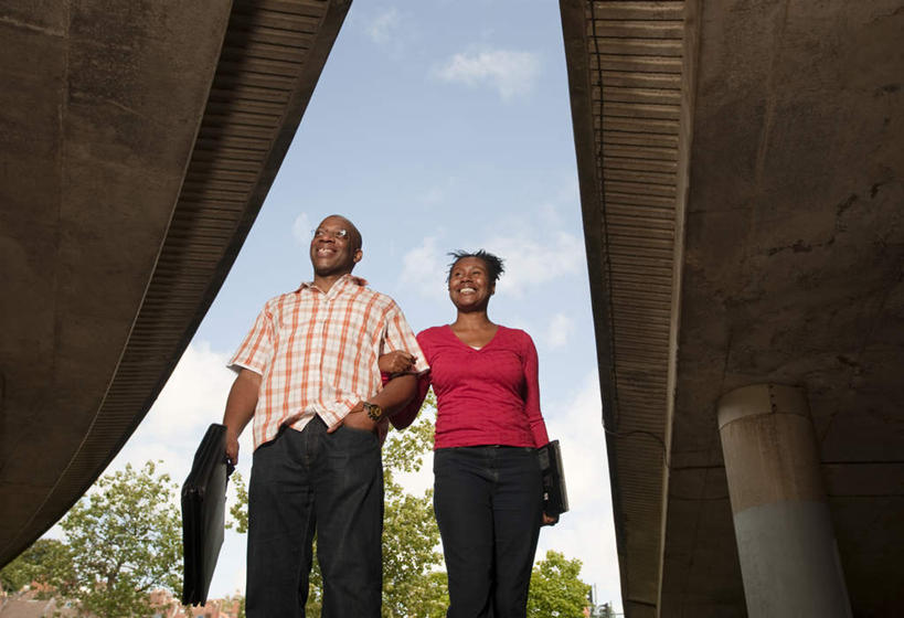 西方人,两个人,夫妻,站,笑,微笑,露齿笑,横图,室外,白天,仰视,衬衫,爱情,道路,路,公路,欧洲,非洲,黑人,欧洲人,勾,挽,握,阴影,服装,光线,包,方格,格子,公文包,影子,云,云朵,高架,记事本,交通,浪漫,拿,云彩,拿着,注视,休闲装,衣服,红色,蓝色,白云,蓝天,天空,阳光,本子,笔记本,天,观察,看,站着,休闲,休闲服,恩爱,勾着,握着,恋人,服饰,晴朗,公事包,观看,察看,关注,挽着,高架桥,高架道路,跨线桥,男人,男性,女人,女性,中年男性,中年女性,非洲人,夫妇,情侣,晴空,站立,半身,彩图,低角度拍摄,衬衣,伴侣