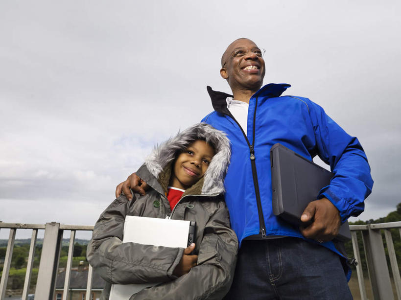 西方人,儿童,中年人,两个人,家庭,父亲,儿子,栏杆,横图,室外,白天,仰视,纯洁,电脑,笔记本电脑,欧洲,非洲,黑人,欧洲人,阴影,服装,传递,光线,网络,信息,影子,邮件,云,云朵,围栏,联系,云彩,休闲装,通讯设备,护栏,小孩,衣服,红色,蓝色,白云,蓝天,天空,阳光,天,休闲,温暖,温馨,父子,一家人,休闲服,父爱,可爱,童年,童趣,联络,邮递,通信,服饰,晴朗,信件,和睦,无线,通信设备,无线网络,邮政,无线上网,便携式电脑,童真,烂漫,无邪,一封,天真,手提电脑,男孩,男人,男性,中年男性,非洲人,孩子,晴空,半身,彩图,低角度拍摄,融洽,男生