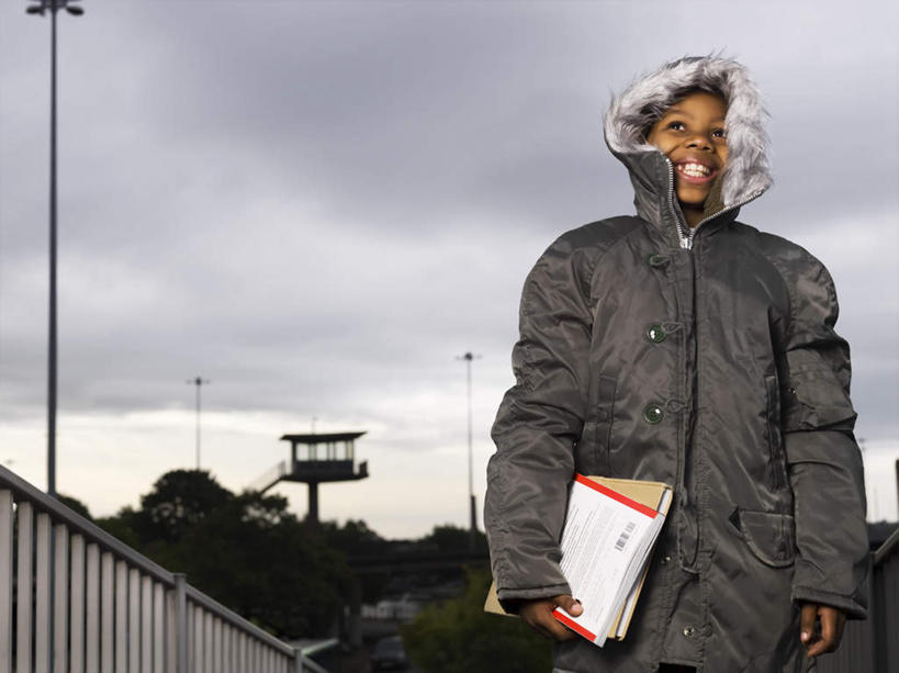 西方人,儿童,一个人,家,站,笑,微笑,露齿笑,横图,室外,白天,仰视,纯洁,书籍,欧洲,非洲,黑人,欧洲人,仅一个男性,仅一个人,握,服装,房屋,屋子,乌云,云,阴天,云朵,拿,云彩,拿着,注视,楼房,住宅,小孩,衣服,天空,天,观察,看,站着,仅一个小孩,温暖,棉衣,可爱,童年,童趣,握着,服饰,观看,保暖,察看,昏暗,阴沉,御寒,关注,童真,烂漫,无邪,棉袄,棉服,冬装,天真,男孩,男人,男性,非洲人,孩子,书,图书,站立,半身,彩图,低角度拍摄,房子,袄子,棉被服,男生