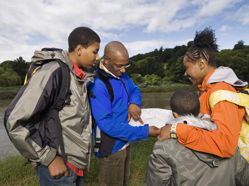 西方人,儿童,中年人,四个人,家庭,夫妻,母亲,父亲,儿子,站,笑,微笑,横图,室外,白天,正面,运动服,爱情,纯洁,草地,草坪,植物,道路,地图,欧洲,欧洲人,握,阴影,服装,光线,信息,包,影子,云,云朵,交通,浪漫,拿,云彩,旅行包,拿着,注视,方向,草,树,树木,小孩,衣服,蓝色,绿色,白云,蓝天,天空,阳光,自然,背包,天,观察,看,站着,温暖,温馨,父子,母子,一家人,橙色,恩爱,父爱,可爱,母爱,童年,童趣,握着,恋人,服饰,生长,晴朗,成长,观看,引导,指引,和睦,察看,衣着,穿着,关注,童真,烂漫,无邪,旅游包,衣饰,天真,男孩,男人,男性,女人,女性,中年男性,中年女性,白种人,孩子,夫妇,情侣,晴空,站立,半身,彩图,伴侣,融洽,导航,双肩包,男生,运动装
