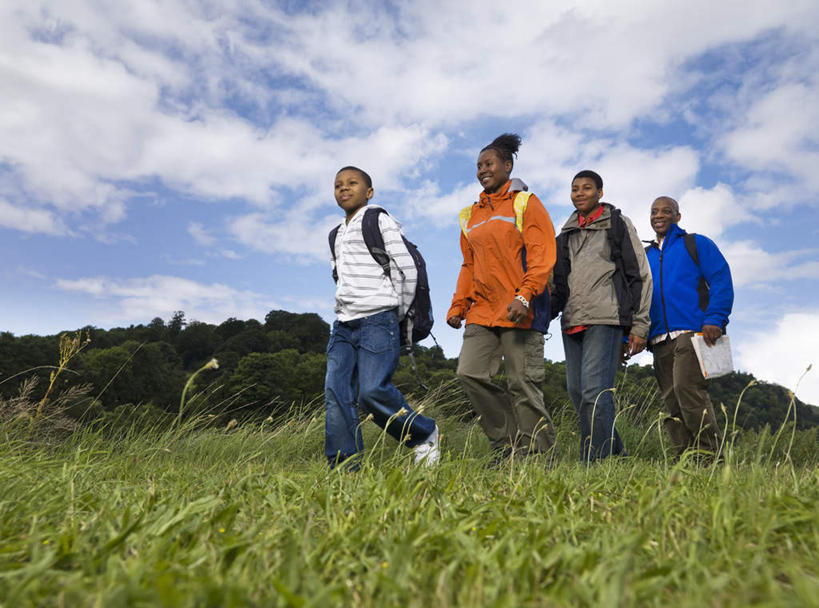 西方人,儿童,中年人,四个人,家庭,夫妻,母亲,父亲,儿子,走,笑,微笑,横图,室外,白天,仰视,运动服,爱情,纯洁,草地,草坪,植物,欧洲,非洲,黑人,欧洲人,阴影,服装,光线,包,影子,云,云朵,浪漫,云彩,旅行包,注视,草,树,树木,小孩,衣服,蓝色,绿色,白云,蓝天,天空,阳光,自然,背包,天,观察,看,温暖,温馨,父子,母子,一家人,橙色,恩爱,父爱,可爱,母爱,童年,童趣,恋人,服饰,生长,晴朗,成长,观看,和睦,察看,衣着,穿着,关注,童真,烂漫,无邪,旅游包,衣饰,天真,男孩,男人,男性,女人,女性,中年男性,中年女性,非洲人,孩子,夫妇,情侣,晴空,步行,散步,走路,彩图,低角度拍摄,全身,伴侣,融洽,双肩包,男生,运动装