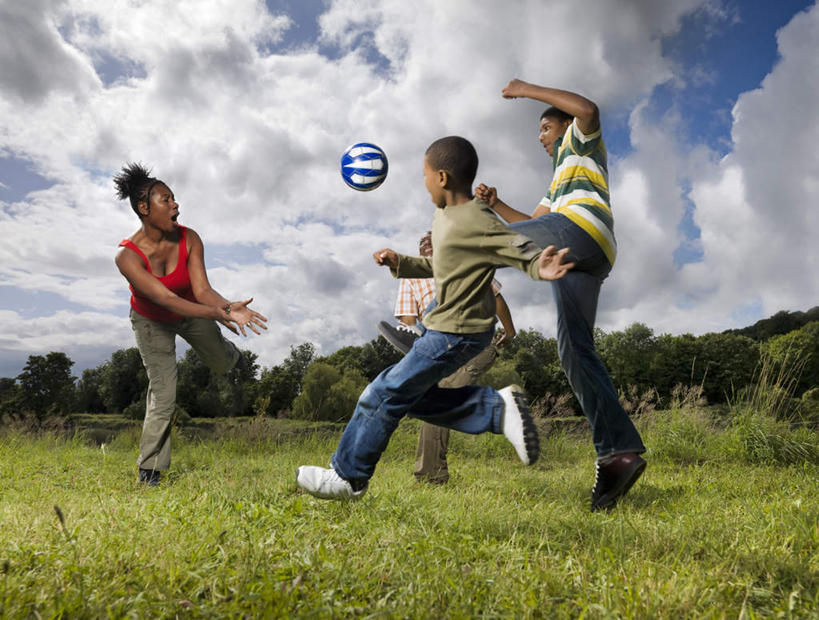 西方人,儿童,中年人,四个人,家庭,夫妻,母亲,父亲,儿子,站,笑,微笑,露齿笑,横图,室外,白天,仰视,爱情,纯洁,足球,草地,草坪,植物,欧洲,欧洲人,阴影,条纹,服装,光线,影子,云,云朵,足球装备,浪漫,云彩,抬腿,注视,休闲装,运动器械,草,树,树木,小孩,衣服,蓝色,绿色,白云,蓝天,天空,阳光,自然,天,观察,看,站着,休闲,温暖,温馨,父子,母子,一家人,休闲服,踢球,健身器械,恩爱,父爱,可爱,母爱,童年,童趣,恋人,服饰,生长,晴朗,成长,观看,和睦,察看,关注,健身器材,童真,烂漫,无邪,蹴鞠,天真,足球运动,男孩,男人,男性,女人,女性,中年男性,中年女性,白种人,孩子,夫妇,情侣,晴空,站立,彩图,低角度拍摄,全身,伴侣,融洽,运动器材,男生