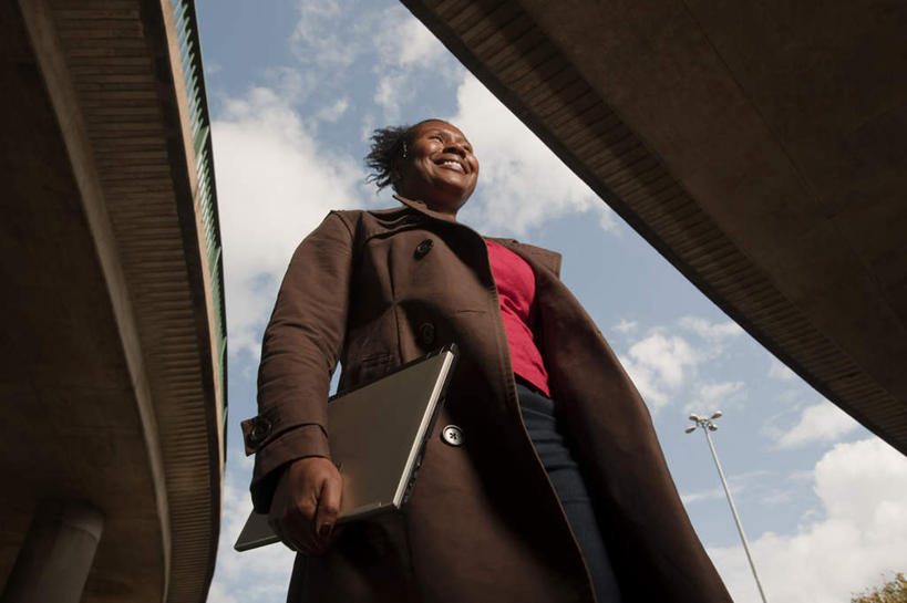 西方人,一个人,工程师,建筑工人,建筑师,站,横图,室外,白天,仰视,电脑,笔记本电脑,大桥,建筑,立交桥,桥梁,欧洲,非洲,黑人,欧洲人,仅一个女性,仅一个人,握,阴影,服装,检查,光线,网络,影子,云,云朵,高架,桥,混凝土,拿,风衣,云彩,拿着,注视,通讯设备,外套,衣服,蓝色,白云,蓝天,天空,阳光,建筑工地,天,观察,看,站着,仅一个中年女性,握着,服饰,晴朗,观看,察看,无线,衣着,穿着,关注,通信设备,无线网络,修建,无线上网,便携式电脑,地盘,建筑地盘,施工地盘,修筑,衣饰,手提电脑,女人,女性,中年女性,非洲人,晴空,立体交叉桥,技师,建筑工,建筑设计师,站立,半身,彩图,低角度拍摄,工地