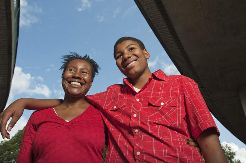 西方人,儿童,中年人,两个人,家庭,母亲,儿子,站,抱,笑,微笑,露齿笑,横图,室外,白天,仰视,纯洁,立交桥,欧洲,非洲,黑人,欧洲人,阴影,服装,光线,影子,云,云朵,云彩,注视,休闲装,小孩,衣服,红色,蓝色,白云,蓝天,天空,阳光,天,观察,看,站着,休闲,温暖,温馨,母子,一家人,休闲服,可爱,母爱,童年,童趣,服饰,晴朗,抱着,观看,和睦,察看,搂着,关注,童真,烂漫,无邪,天真,男孩,女人,女性,中年女性,非洲人,孩子,晴空,立体交叉桥,搂,搂抱,站立,半身,彩图,低角度拍摄,融洽,男生