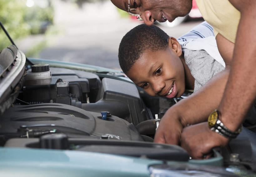 西方人,儿童,中年人,秃头,两个人,家庭,父亲,儿子,站,笑,微笑,露齿笑,横图,室外,白天,正面,T恤衫,纯洁,植物,道路,路,公路,汽车,欧洲,非洲,黑人,欧洲人,一辆,停靠,弯腰,服装,检查,朦胧,模糊,时间,时钟,手表,交通,T恤,计时,注视,休闲装,车,树,树木,小孩,衣服,黄色,绿色,自然,钟表,交通工具,轿车,观察,看,站着,休闲,温暖,温馨,父子,一家人,休闲服,表,父爱,可爱,童年,童趣,服饰,生长,成长,观看,修理,腕表,和睦,察看,关注,载具,抛锚,童真,烂漫,无邪,弯身,天真,男孩,男人,男性,中年男性,非洲人,孩子,光头,无发,钟,马路,站立,半身,彩图,融洽,男生