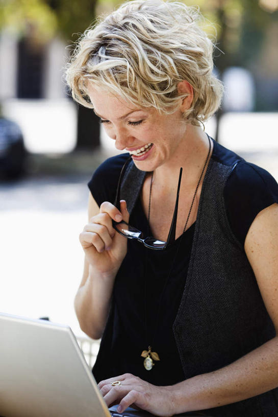 西方人,一个人,坐,捧,笑,微笑,露齿笑,竖图,室外,白天,正面,电脑,笔记本电脑,植物,道路,路,公路,欧洲,欧洲人,仅一个女性,仅一个人,敲打,阴影,朦胧,模糊,光线,网络,眼镜,影子,交通,注视,输入,通讯设备,树,树木,绿色,阳光,自然,打字,观察,看,仅一个中年女性,金色,生长,成长,观看,点击,敲击,察看,无线,关注,通信设备,无线网络,近视眼镜,无线上网,便携式电脑,按键,手提电脑,女人,女性,中年女性,白种人,卷发,马路,端,端着,捧着,手捧,坐着,半身,彩图,短发