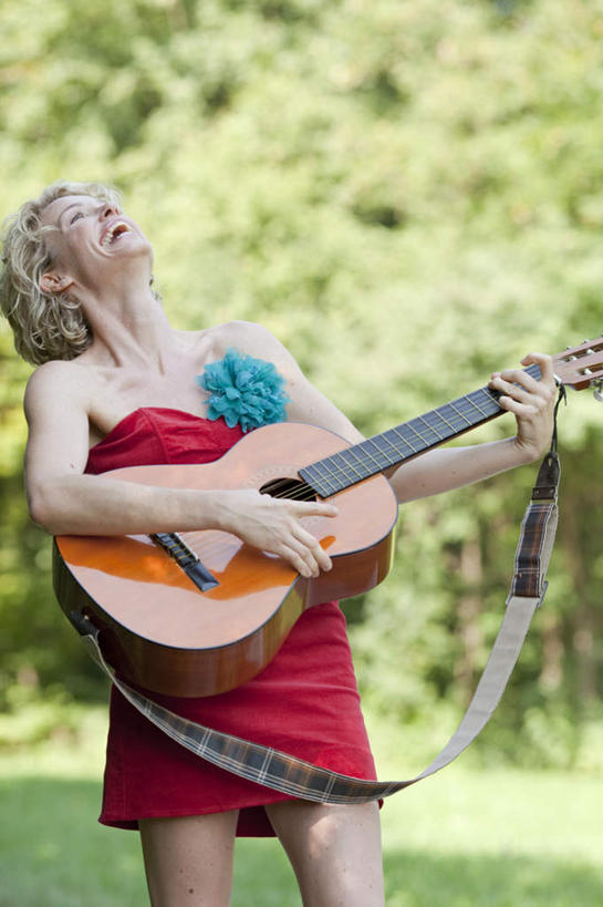 西方人,一个人,站,抱,笑,微笑,露齿笑,竖图,室外,白天,正面,裙子,草地,草坪,植物,道路,路,欧洲,欧洲人,仅一个女性,仅一个人,一把,阴影,连衣裙,朦胧,模糊,装饰,盛开,光线,影子,小路,吉他,乐器,弦乐器,交通,弹奏,演奏,花蕾,注视,草,花,花瓣,花朵,鲜花,树,树木,一朵,红色,蓝色,绿色,阳光,自然,抹胸,花苞,花蕊,观察,看,站着,仅一个中年女性,金色,生长,成长,抱着,观看,华丽,修饰,点缀,察看,搂着,关注,弹拨弦鸣乐器,衬托,美观,雅致,雅观,抹胸裙,女人,女性,中年女性,白种人,卷发,搂,站立,半身,彩图,弹拨弦乐器,短发