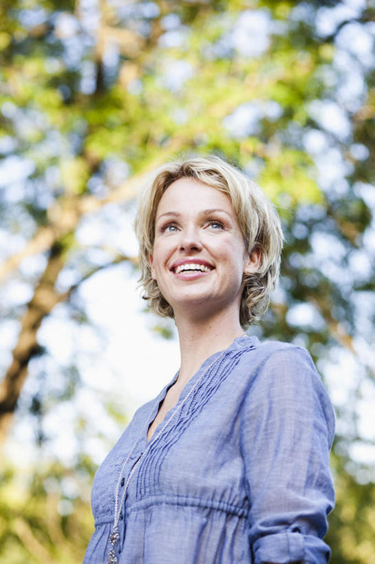 西方人,一个人,站,笑,微笑,露齿笑,竖图,室外,白天,仰视,草地,草坪,植物,欧洲,欧洲人,仅一个女性,仅一个人,阴影,服装,朦胧,模糊,光线,影子,注视,休闲装,草,树,树木,衣服,绿色,紫色,阳光,自然,观察,看,站着,仅一个中年女性,休闲,休闲服,金色,服饰,生长,成长,观看,察看,关注,女人,女性,中年女性,白种人,卷发,站立,半身,彩图,低角度拍摄,短发