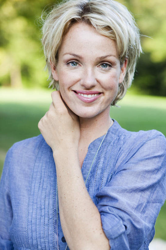 西方人,一个人,站,笑,摸,微笑,露齿笑,竖图,室外,白天,正面,草地,草坪,植物,欧洲,欧洲人,仅一个女性,仅一个人,抚摸,阴影,服装,朦胧,模糊,光线,影子,注视,休闲装,草,树,树木,衣服,绿色,紫色,阳光,自然,观察,看,站着,仅一个中年女性,休闲,休闲服,金色,服饰,生长,成长,观看,察看,关注,女人,女性,中年女性,白种人,卷发,触摸,接触,站立,半身,彩图,短发