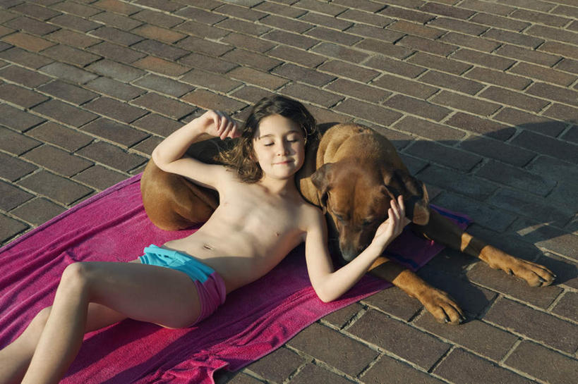 西方人,儿童,一个人,广场,躺,伸展双臂,笑,摸,睡,微笑,横图,俯视,室外,白天,纯洁,宠物,狗,欧洲,欧洲人,仅一个女性,仅一个人,抚摸,阴影,泳裤,光线,毯子,影子,地面,裸露,一只,小孩,阳光,动物,垫子,仅一个小孩,可爱,童年,童趣,裸,童真,烂漫,无邪,忠诚,沙滩垫,卧着,天真,女孩,女人,女性,白种人,孩子,长发,卷发,屈膝,犬,敞开双臂,触摸,接触,困,困觉,寝息,伸开双臂,睡觉,躺着,卧,展开双肩,张开手臂,张开双臂,半身,彩图,高角度拍摄,女生