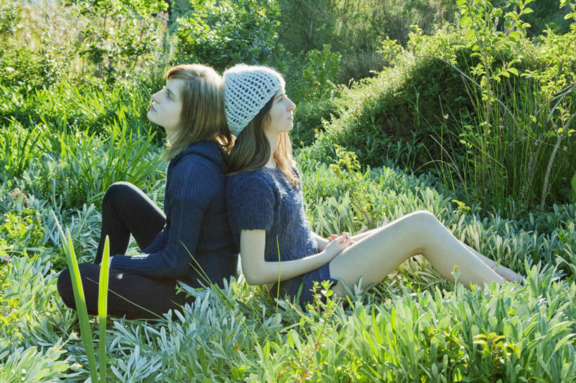 西方人,两个人,坐,横图,室外,白天,侧面,爱情,安全,草地,草坪,植物,帽子,欧洲,欧洲人,阴影,服装,光线,影子,浪漫,依靠,注视,休闲装,草,树,树木,衣服,绿色,阳光,自然,观察,看,倚靠,背靠背,休闲,温暖,温馨,休闲服,恩爱,背对背,恋人,服饰,生长,成长,观看,和睦,察看,关注,同性恋,编织帽,信任,年轻女性,女人,女性,白种人,情侣,坐着,彩图,全身,伴侣,融洽