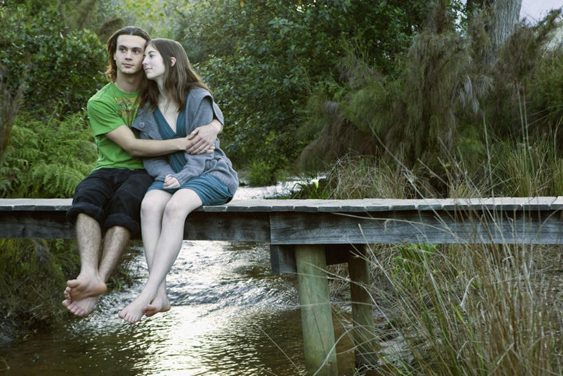 西方人,两个人,坐,抱,笑,微笑,横图,室外,白天,正面,裙子,T恤衫,爱情,河流,水,欧洲,欧洲人,阴影,连衣裙,服装,光线,木板,影子,河水,水流,桥,木桥,浪漫,T恤,注视,休闲装,光脚,栈桥,衣服,阳光,观察,看,休闲,温暖,温馨,赤脚,休闲服,恩爱,恋人,服饰,抱着,观看,人行桥,木板桥,和睦,察看,搂着,关注,男人,男性,年轻男性,年轻女性,女人,女性,白种人,情侣,搂,搂抱,坐着,彩图,全身,伴侣,融洽