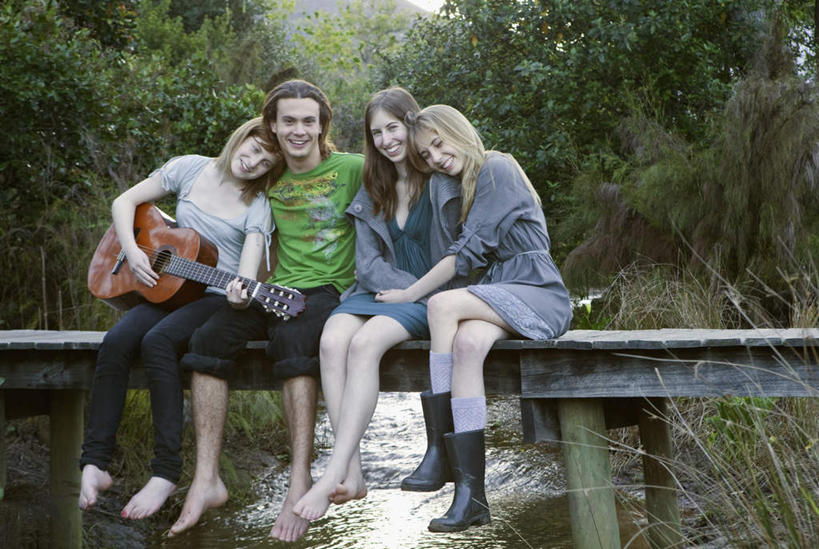 西方人,四个人,伙伴,朋友,坐,抱,笑,微笑,露齿笑,横图,室外,白天,正面,友谊,草地,草坪,河流,水,植物,欧洲,欧洲人,一排,阴影,服装,整齐,光线,木板,影子,河水,水流,桥,吉他,乐器,弦乐器,木桥,弹奏,演奏,注视,休闲装,光脚,栈桥,草,树,树木,排列,衣服,绿色,小溪,阳光,自然,溪水,观察,看,靠,靠着,休闲,赤脚,休闲服,服饰,生长,成长,抱着,观看,人行桥,木板桥,察看,搂着,队列,关注,弹拨弦鸣乐器,友情,男人,男性,年轻男性,年轻女性,女人,女性,白种人,搂,搂抱,坐着,彩图,全身,弹拨弦乐器