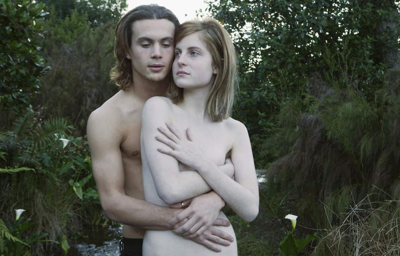 西方人,两个人,站,抱,双手交叉,横图,室外,白天,正面,爱情,草地,草坪,河流,水,植物,欧洲,欧洲人,阴影,裤子,光线,影子,河水,水流,浪漫,注视,裸露,草,树,树木,绿色,天空,阳光,自然,天,观察,看,站着,温暖,温馨,恩爱,恋人,生长,成长,抱着,观看,和睦,察看,双手抱胸,搂着,关注,裸,男人,男性,年轻男性,年轻女性,女人,女性,白种人,情侣,搂,搂抱,站立,半身,彩图,伴侣,融洽