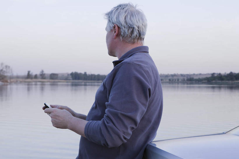 西方人,一个人,站,打电话,横图,室外,白天,侧面,湖,湖泊,水,汽车,电话,手机,欧洲,欧洲人,仅一个男性,仅一个人,仅一个中年男性,一辆,停靠,握,阴影,服装,光线,影子,湖面,水流,水面,拿,拿着,注视,休闲装,通讯设备,车,衣服,天空,阳光,交通工具,轿车,湖水,天,观察,看,靠,靠着,站着,休闲,休闲服,握着,服饰,观看,察看,关注,载具,交流,男人,男性,中年男性,白种人,沟通,通话,站立,半身,彩图