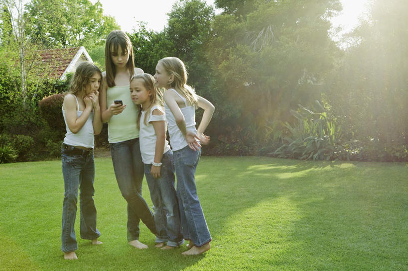 西方人,儿童,四个人,伙伴,朋友,站,笑,说,打电话,微笑,横图,室外,白天,正面,讨论,友谊,草地,草坪,植物,电话,手机,吊带,欧洲,欧洲人,握,阴影,服装,裤子,光线,影子,拿,拿着,注视,吊带衫,牛仔裤,通讯设备,草,树,树木,小孩,衣服,绿色,阳光,自然,观察,看,站着,握着,服饰,生长,成长,观看,察看,衣着,穿着,关注,背手,衣饰,交流,友情,女孩,女人,女性,白种人,沟通,讲话,交谈,商讨,说话,谈话,通话,站立,彩图,全身,女生