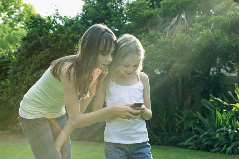 西方人,儿童,两个人,家庭,姐妹,站,笑,微笑,露齿笑,横图,室外,白天,正面,陶醉,快乐,纯洁,草地,草坪,植物,吊带,欧洲,欧洲人,弯腰,握,阴影,服装,裤子,光线,影子,棕色,音乐,拿,音乐播放器,拿着,注视,吊带衫,牛仔裤,草,树,树木,小孩,衣服,绿色,白色,阳光,自然,随身听,观察,看,站着,享受,温暖,温馨,一家人,可爱,童年,童趣,握着,服饰,生长,成长,观看,和睦,察看,衣着,穿着,关注,童真,MP4播放器,烂漫,无邪,弯身,衣饰,天真,女孩,女人,女性,白种人,长发,站立,半身,彩图,眩光,融洽,播放器,女生,沉醉