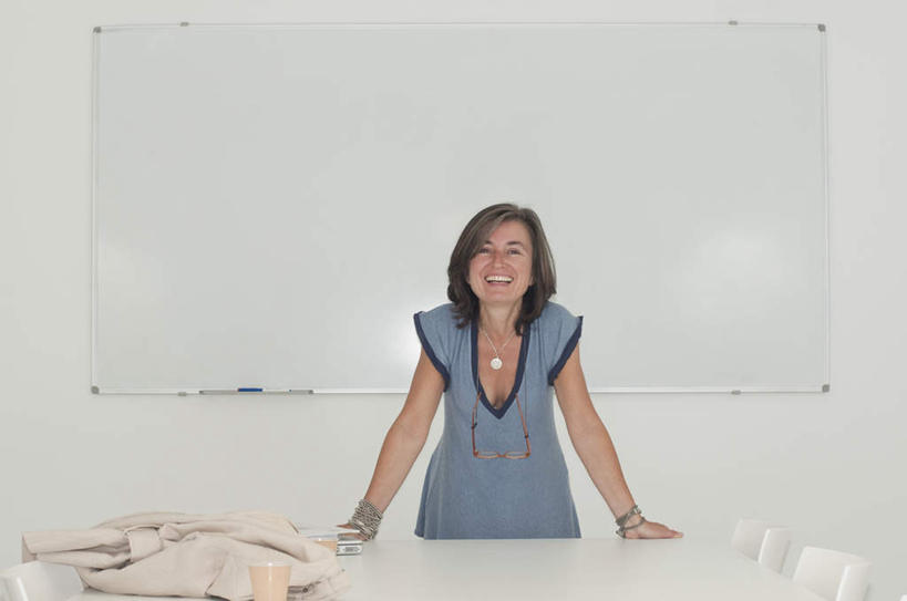 西方人,一个人,商务人士,商务女性,办公室,站,笑,微笑,露齿笑,横图,室内,白天,正面,裙子,桌面,桌子,项链,椅子,欧洲,欧洲人,仅一个女性,仅一个人,撑,连衣裙,套装,材料,档案,文件,眼镜,纸,办公桌,墙,注视,墙壁,墙面,装饰品,白板,会议椅,饰品,手稿,手链,首饰,资料,观察,看,站着,仅一个中年女性,手镯,观看,办公椅,证明,察看,撑着,关注,文档,商务装,记录板,镯子,近视眼镜,工薪阶层,记事板,商务椅,培训椅,女人,女性,中年女性,白种人,白领,上班族,站立,半身,彩图