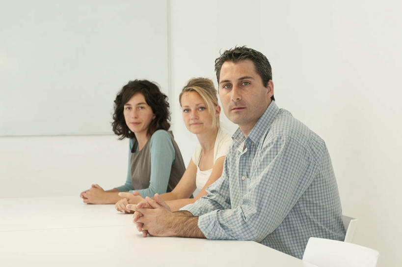 西方人,三个人,同事,商务人士,商务男性,商务女性,办公室,会议室,坐,双手交叉,横图,室内,白天,侧面,衬衫,成功,合作,团队,集体,信心,桌子,椅子,欧洲,欧洲人,一排,套装,开会,整齐,会议,办公桌,墙,注视,队伍,墙壁,墙面,排列,白板,会议椅,观察,看,观看,办公椅,察看,领导,成就,队列,关注,商务装,记录板,合伙,领袖,工薪阶层,记事板,商务椅,培训椅,男人,男性,年轻女性,女人,女性,中年男性,白种人,白领,上班族,十字手,坐着,半身,彩图,衬衣