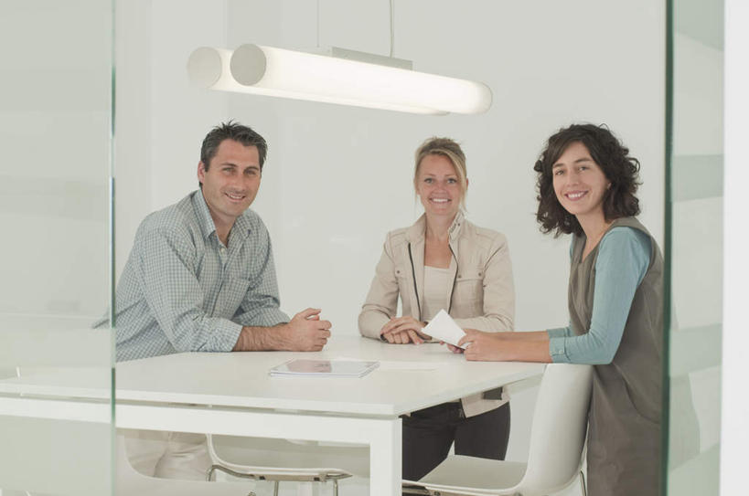 西方人,三个人,同事,商务人士,商务男性,商务女性,办公室,坐,笑,说,微笑,露齿笑,横图,室内,白天,正面,衬衫,讨论,成功,合作,团队,集体,信心,门,椅子,玻璃,欧洲,欧洲人,握,套装,开会,会议,材料,档案,文件,墙,拿,拿着,注视,队伍,墙壁,墙面,玻璃制品,会议椅,资料,门框,观察,看,握着,观看,办公椅,察看,领导,成就,关注,文档,商务装,合伙,领袖,工薪阶层,商务椅,培训椅,交流,男人,男性,年轻女性,女人,女性,中年男性,白种人,白领,上班族,沟通,讲话,交谈,商讨,说话,谈话,坐着,半身,彩图,衬衣