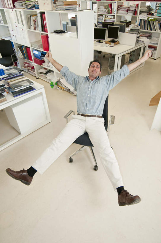 西方人,一个人,商务人士,商务男性,办公室,坐,躺,伸展双臂,竖图,俯视,室内,白天,衬衫,电脑,笔记本电脑,柜子,桌面,桌子,椅子,欧洲,欧洲人,仅一个男性,仅一个人,仅一个中年男性,套装,网络,材料,档案,文件,办公桌,地面,注视,通讯设备,会议椅,资料,观察,看,观看,张开双腿,办公椅,察看,无线,关注,文档,通信设备,商务装,无线网络,档案柜,无线上网,便携式电脑,工薪阶层,商务椅,培训椅,展开双腿,卧着,手提电脑,男人,男性,中年男性,白种人,白领,上班族,敞开双臂,伸开双臂,躺着,卧,展开双肩,张开手臂,张开双臂,坐着,彩图,高角度拍摄,全身,衬衣,伸展双腿