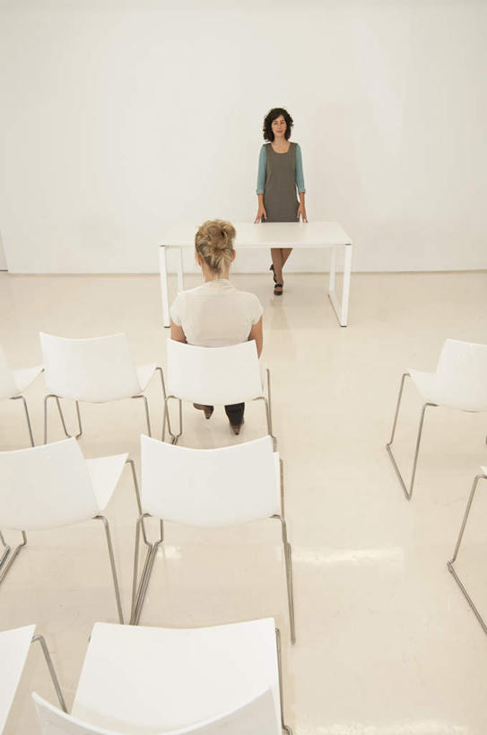 西方人,背部,两个人,同事,商务人士,商务女性,办公室,会议室,站,坐,竖图,室内,白天,正面,成功,合作,团队,集体,信心,椅子,欧洲,欧洲人,一排,许多,套装,整齐,墙,地面,注视,队伍,相视,墙壁,墙面,排列,会议椅,观察,看,站着,面对面,观看,对视,办公椅,察看,领导,互视,倾听,成就,队列,关注,相对,商务装,合伙,领袖,工薪阶层,相看,商务椅,培训椅,年轻女性,女人,女性,白种人,白领,上班族,站立,坐着,彩图,全身