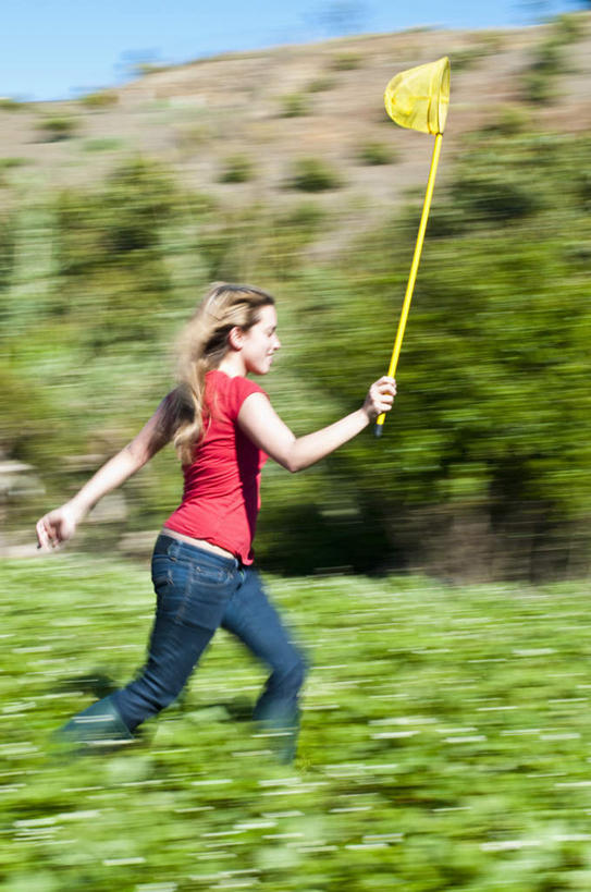 西方人,一个人,农田,农场,竖图,室外,白天,侧面,T恤衫,庄稼,农作物,植物,草莓,浆果,水果,欧洲,欧洲人,仅一个年轻女性,仅一个女性,仅一个人,许多,奔驰,握,阴影,服装,裤子,朦胧,模糊,新鲜,光线,影子,生食,食品,果实,捕虫网,拿,T恤,拿着,注视,牛仔裤,休闲装,食物,排列,衣服,黄色,红色,蓝色,绿色,蓝天,天空,阳光,自然,天,奔跑,观察,看,休闲,休闲服,握着,服饰,有机食品,绿色食品,生长,晴朗,成长,观看,扫网,水网,察看,队列,关注,万里无云,扑网,年轻女性,女人,女性,白种人,晴空,晴空万里,洋莓,水果皇后,红莓,地莓,半身,彩图,耕地,庄稼田