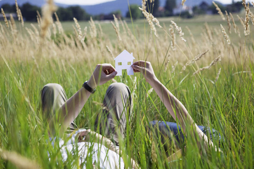 西方人,两个人,夫妻,家,躺,举,横图,室外,白天,正面,爱情,草地,草坪,植物,欧洲,欧洲人,握,阴影,服装,裤子,艺术,时间,光线,时钟,手表,影子,纸艺,手工艺品,房屋,屋子,浪漫,拿,计时,拿着,牛仔裤,休闲装,文化,楼房,住宅,草,衣服,绿色,白色,阳光,纸制品,工艺品,剪纸,钟表,托,休闲,休闲服,表,恩爱,握着,恋人,服饰,腕表,高雅,自信心,品位,剪画,刻纸,卧着,男人,男性,年轻女性,女人,女性,中年男性,白种人,夫妇,情侣,钟,屈膝,举起,举手,举着,躺着,卧,向上举,向上伸,向上托,半身,彩图,房子,伴侣