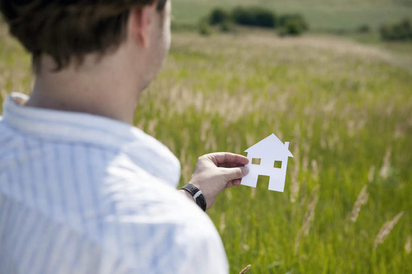 西方人,一个人,家,站,横图,室外,白天,衬衫,草地,草坪,植物,欧洲,欧洲人,仅一个男性,仅一个人,仅一个中年男性,握,阴影,条纹,艺术,时间,光线,时钟,手表,影子,纸艺,手工艺品,房屋,屋子,拿,计时,拿着,注视,文化,楼房,住宅,草,树,树木,一个,背面,绿色,白色,阳光,自然,纸制品,工艺品,剪纸,钟表,观察,看,站着,表,握着,生长,单个,成长,观看,腕表,察看,高雅,关注,自信心,品位,剪画,刻纸,男人,男性,中年男性,白种人,钟,站立,半身,彩图,衬衣,房子,短发
