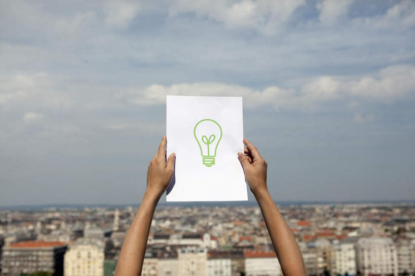 西方人,一个人,家,站,举,横图,室外,白天,照明,欧洲,欧洲人,仅一个年轻女性,仅一个女性,仅一个人,阴影,光线,灯泡,影子,房屋,屋子,云,云朵,云彩,楼房,住宅,灯,一个,背面,蓝色,绿色,白云,蓝天,天空,阳光,白纸,灯具,天,托,站着,白炽灯,晴朗,单个,照亮,照明工具,白炽灯泡,年轻女性,女人,女性,白种人,晴空,画画,举起,举手,举着,向上举,向上伸,向上托,站立,半身,彩图,房子