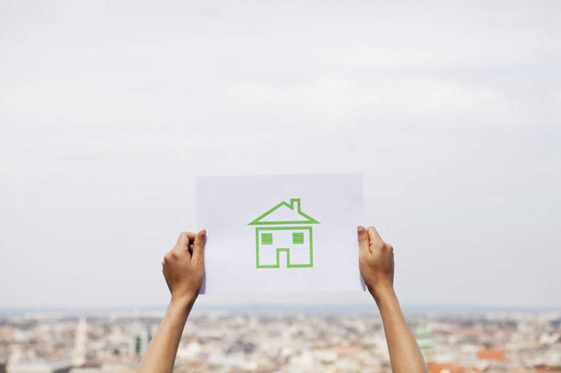 西方人,手,一个人,家,站,举,横图,室外,特写,白天,正面,欧洲,欧洲人,双手,仅一个年轻女性,仅一个女性,仅一个人,阴影,光线,影子,房屋,屋子,云,云朵,云彩,楼房,住宅,绿色,白云,天空,阳光,白纸,天,托,站着,手部,年轻女性,女人,女性,白种人,画画,举起,举手,举着,向上举,向上伸,向上托,站立,半身,彩图,房子