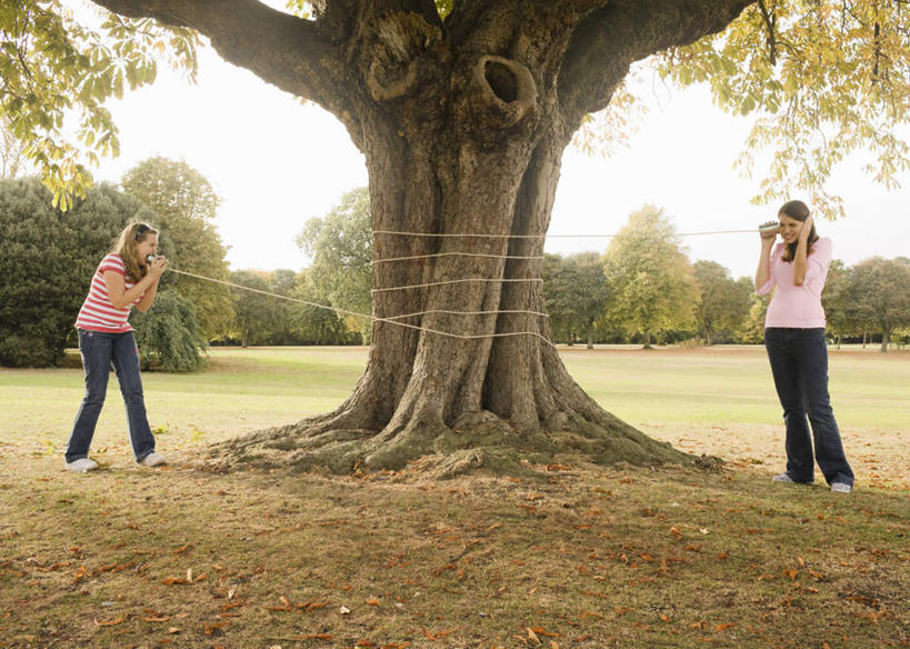 西方人,儿童,两个人,家庭,姐妹,站,笑,说,微笑,露齿笑,横图,室外,白天,正面,T恤衫,讨论,纯洁,草地,草坪,植物,金属制品,欧洲,欧洲人,握,阴影,条纹,服装,光线,金属,罐子,影子,棕色,拿,T恤,拿着,注视,休闲装,喇叭,草,树,树干,树木,小孩,衣服,绿色,天空,阳光,自然,话筒,天,观察,看,站着,休闲,温暖,温馨,一家人,休闲服,可爱,童年,童趣,握着,服饰,生长,成长,观看,和睦,察看,关注,传声筒,童真,烂漫,无邪,交流,天真,女孩,女人,女性,白种人,长发,卷发,沟通,讲话,交谈,商讨,说话,谈话,站立,彩图,全身,融洽,女生