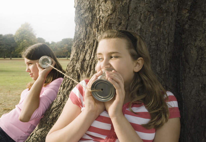 西方人,儿童,两个人,家庭,姐妹,坐,笑,说,微笑,露齿笑,横图,室外,白天,正面,T恤衫,讨论,纯洁,草地,草坪,植物,金属制品,欧洲,欧洲人,握,阴影,条纹,服装,光线,金属,罐子,影子,棕色,拿,T恤,拿着,注视,休闲装,喇叭,草,树,树干,树木,小孩,衣服,绿色,天空,阳光,自然,话筒,天,观察,看,靠,靠着,休闲,温暖,温馨,一家人,休闲服,可爱,童年,童趣,握着,服饰,生长,成长,观看,和睦,察看,关注,传声筒,童真,烂漫,无邪,交流,天真,女孩,女人,女性,白种人,长发,卷发,沟通,讲话,交谈,商讨,说话,谈话,坐着,半身,彩图,融洽,女生