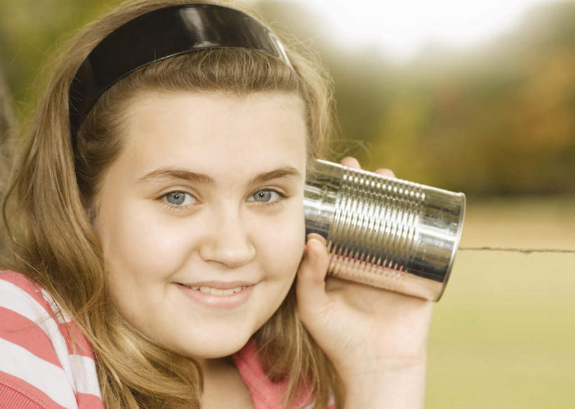 西方人,儿童,脸,头,脸颊,一个人,站,笑,微笑,横图,室外,特写,白天,正面,T恤衫,纯洁,草地,草坪,植物,金属制品,欧洲,欧洲人,仅一个女性,仅一个人,握,服装,朦胧,模糊,金属,罐子,棕色,拿,T恤,拿着,注视,休闲装,喇叭,草,树,树干,树木,小孩,衣服,绿色,自然,话筒,观察,看,站着,仅一个小孩,休闲,休闲服,可爱,童年,童趣,握着,服饰,生长,成长,观看,察看,关注,传声筒,童真,烂漫,无邪,天真,女孩,女人,女性,白种人,孩子,头部,长发,卷发,脸部,脸蛋,面部,站立,半身,彩图,女生