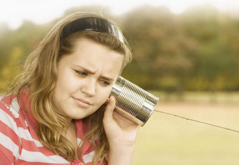 西方人,儿童,脸,头,脸颊,一个人,站,笑,微笑,横图,室外,特写,白天,正面,T恤衫,纯洁,草地,草坪,植物,金属制品,欧洲,欧洲人,仅一个女性,仅一个人,握,服装,朦胧,模糊,金属,罐子,棕色,拿,T恤,拿着,注视,休闲装,喇叭,草,树,树干,树木,小孩,衣服,绿色,自然,话筒,观察,看,站着,仅一个小孩,休闲,休闲服,可爱,童年,童趣,握着,服饰,生长,成长,观看,察看,关注,传声筒,童真,烂漫,无邪,天真,女孩,女人,女性,白种人,孩子,头部,长发,卷发,脸部,脸蛋,面部,站立,半身,彩图,女生