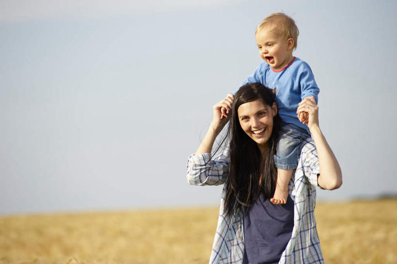 西方人,婴儿,儿童,两个人,家庭,母亲,农田,站,握手,笑,微笑,露齿笑,横图,室外,白天,正面,纯洁,庄稼,农作物,欧洲,欧洲人,阴影,服装,丰收,光线,影子,云,云朵,棕色,麦田,云彩,注视,休闲装,小孩,骑,衣服,蓝色,白云,蓝天,天空,阳光,天,观察,看,扛,站着,休闲,温暖,温馨,一家人,休闲服,可爱,母爱,童年,童趣,服饰,活泼,收获,晴朗,观看,和睦,察看,关注,宝宝,童真,纯真,烂漫,无邪,母婴,扛在肩上,骑在肩上,伶俐,天真,年轻女性,女人,女性,白种人,孩子,年轻人,长发,晴空,搀手,拉手,手搀手,手拉手,手牵手,手握手,站立,半身,彩图,耕地,庄稼田,融洽